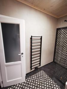 um quarto com uma porta e piso em azulejo preto e branco em Vila Braun em Horní Marsov
