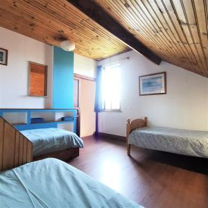 スーストンにあるSurfworx Lodgeの木製の天井が特徴のベッドルーム1室(ベッド2台付)