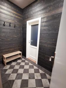 een kamer met een geruite vloer en een deur bij Vila Braun in Horní Maršov