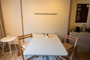 una mesa y sillas en una habitación con puerta en B&B de Drukkerij Zandvoort - luxury private guesthouse en Zandvoort