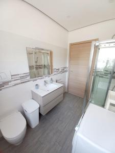 サン・サルヴォにあるBELLAVISTA Houseのバスルーム(トイレ、洗面台、シャワー付)
