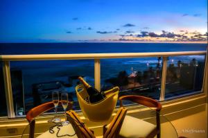 - une bouteille de champagne dans une chaise sur un bateau de croisière dans l'établissement Apartamento-Cobertura de Luxo Vista Mar em Salvador, à Salvador