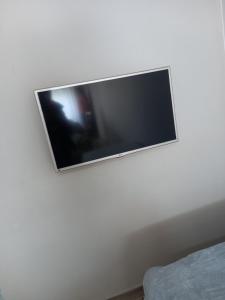 オラバリアにあるCasa Doraの白壁の薄型テレビ