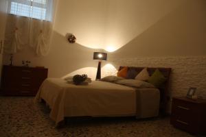 ein Schlafzimmer mit einem Bett mit einer Lampe in der Unterkunft Casa Mia in Martina Franca