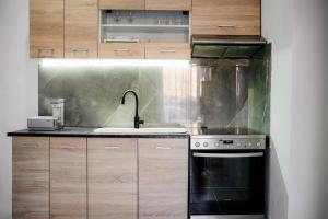 una cucina con lavandino e piano cottura di Joseph Seaside Apartment 2 a Heraklion