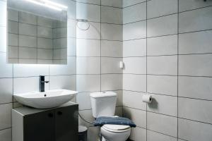 bagno bianco con servizi igienici e lavandino di Joseph Seaside Apartment 2 a Heraklion