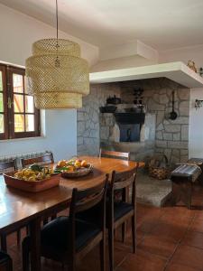 una cocina con una mesa con un bol de fruta. en Casa da Pedrada, en Ponte da Barca