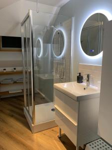 a bathroom with a shower and a sink at Chez Aline & Seb in Boulogne-sur-Mer