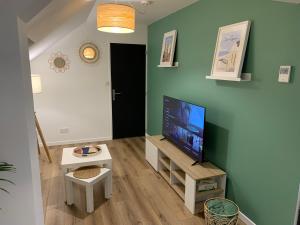 TV a/nebo společenská místnost v ubytování Chez Aline & Seb