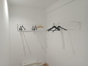 une barre de rideau avec quatre cintres dans une pièce dans l'établissement Apartamento_Santa Isabel, à Utrera