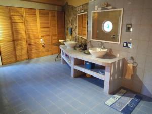 ein Badezimmer mit zwei Waschbecken und einem großen Spiegel in der Unterkunft Casa Blanca Zipolite, Dream House in Zipolite + 36 Fotos