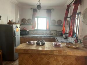 uma cozinha com um balcão com sapatos em Chez Ali em Essaouira