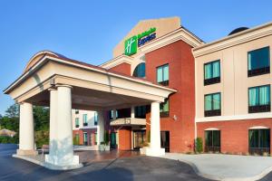 HarrimanにあるHoliday Inn Express Hotel & Suites Harriman by IHGの正面に看板があるホテル
