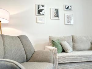 ハイデルベルクにあるMyStay: Zentral I Design I Prime I Gäste WCのソファと椅子のあるリビングルーム