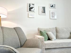 ein Wohnzimmer mit einem Sofa und einem Stuhl in der Unterkunft MyStay: Zentral I Design I Prime I Gäste WC in Heidelberg