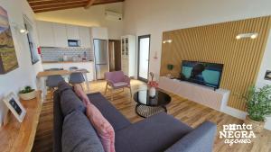 TV a/nebo společenská místnost v ubytování Photography House by PontaNegraAzores