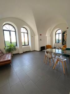 un grand salon avec une table et des chaises dans l'établissement Luxury Loft Metz, à Metz