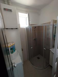 La salle de bains est pourvue d'une douche, de toilettes et d'un lavabo. dans l'établissement Stella Apartman, à Hajdúszoboszló