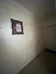 um quarto vazio com uma fotografia na parede em Batumi house em Salibauri