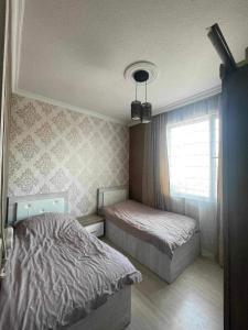 um quarto com 2 camas e uma janela em Batumi house em Salibauri