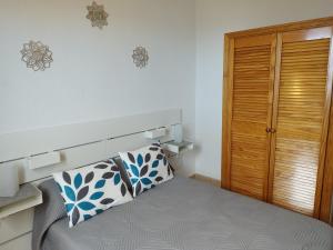 1 dormitorio con 1 cama y armario de madera en Casa Olini, en Breña Alta