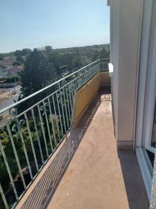 uma varanda de um edifício com vista em Appartement 5 pièces AGDE em Agde