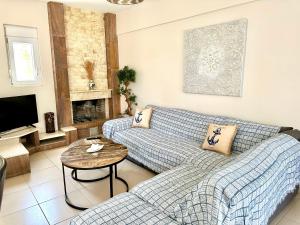 ゲンナジーにあるVilla Papagiorgio Luxury and Harmonyのソファとテーブルのあるリビングルーム