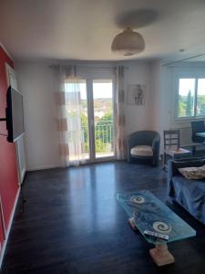 uma sala de estar com um sofá e uma mesa em Appartement 5 pièces AGDE em Agde