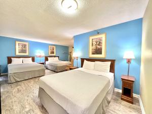 Mount VernonにあるFairBridge Inn Express Mount Vernonの青い壁のホテルルーム(ベッド2台付)