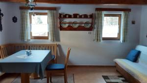 a dining room with a table and a bed at Chata Gerlinda in Kašperské Hory