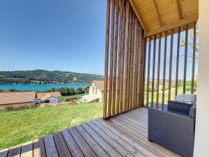 eine große Terrasse mit Blick auf das Wasser in der Unterkunft Gîte Le Panoramique in Bilieu