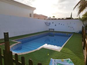 uma piscina no quintal de uma casa em La casa de Gloria em Cúllar-Vega