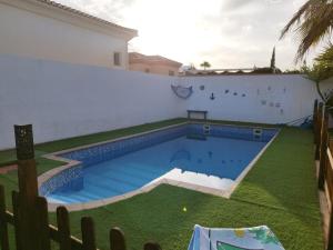 a swimming pool in the backyard of a house at La casa de Gloria in Cúllar-Vega