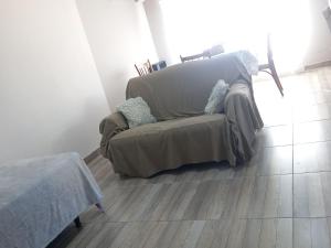 オラバリアにあるCasa Doraのソファ(枕付)が備わる客室です。