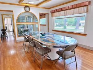 une salle à manger avec une table et des chaises en verre dans l'établissement Sweet home Alabama, à Huntsville