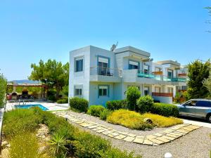 ゲンナジーにあるVilla Papagiorgio Luxury and Harmonyのプールと家のあるヴィラ