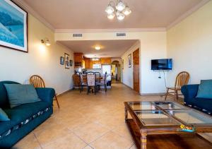 een woonkamer met twee blauwe banken en een tafel bij Beautiful ocean view, Jerry`s condo 3 in San Felipe
