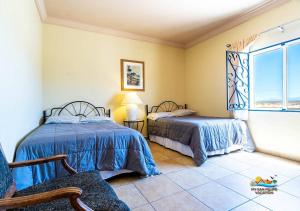 een slaapkamer met 2 bedden en een raam bij Beautiful ocean view, Jerry`s condo 3 in San Felipe
