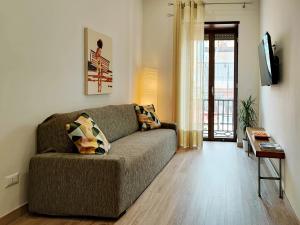 sala de estar con sofá y mesa en Toledo apARTment, en Nápoles