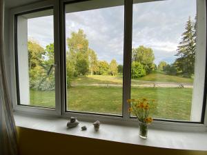 ein Fenster mit Blick auf einen Golfplatz in der Unterkunft Torgu Royal Guesthouse in Iide