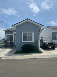 聖克萊門特的住宿－Casa Llanos de Costa y Mar，停在蓝色房子前面的汽车