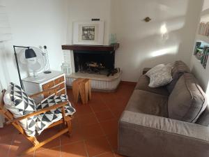 uma sala de estar com um sofá e uma lareira em Olivola : maison entière dans un cadre magnifique em Olivola