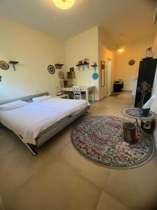 um quarto com uma cama grande e um tapete em נקודות ריפוי em Tirat Karmel