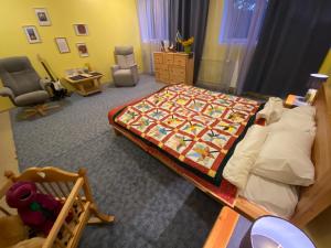 ein Schlafzimmer mit einem Bett mit einer Decke darauf in der Unterkunft Torgu Royal Guesthouse in Iide