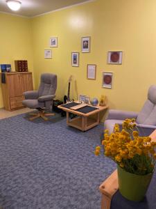 uma sala de espera com duas cadeiras e uma mesa em Torgu Royal Guesthouse em Iide