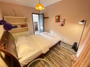 ein kleines Schlafzimmer mit einem Bett und einem Fenster in der Unterkunft Flower villa in Tivat