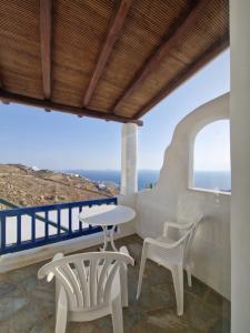 un patio con tavolo, sedie e vista sull'oceano di Fanari sea view studios a Fanari