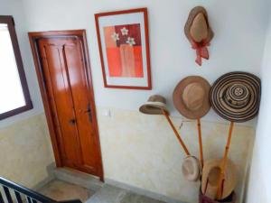 um quarto com uma porta de madeira e chapéus na parede em Ca l'Èndula em Lucena del Cid