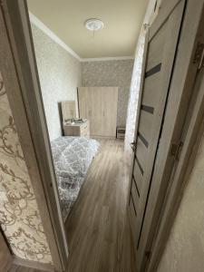 um pequeno quarto com uma cama e uma porta em Armani Hotel em Martuni
