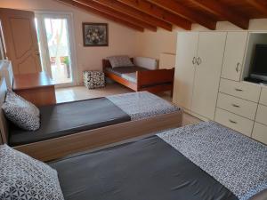 sypialnia z dwoma łóżkami i telewizorem w obiekcie House with Wonderful View w mieście Chalkida